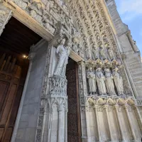 Façade de la Cathédrale Notre-Dame de Paris © Romane Gallisai