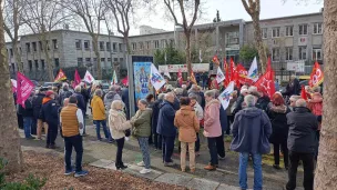 Plusieurs centaines de retraités se sont rassemblés ce mardi matin devant la sous-préfecture de Lorient. 