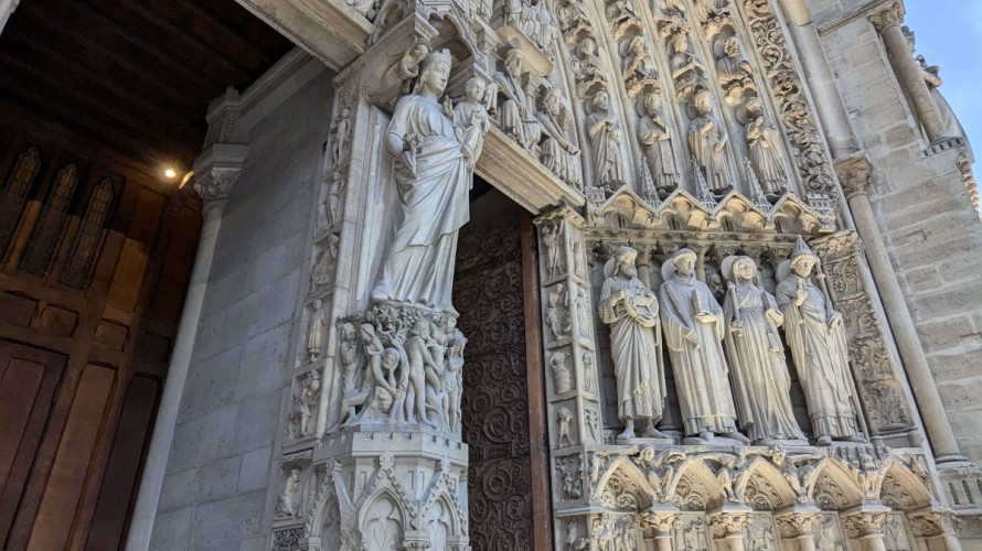 Façade de la Cathédrale Notre-Dame de Paris © Romane Gallisai